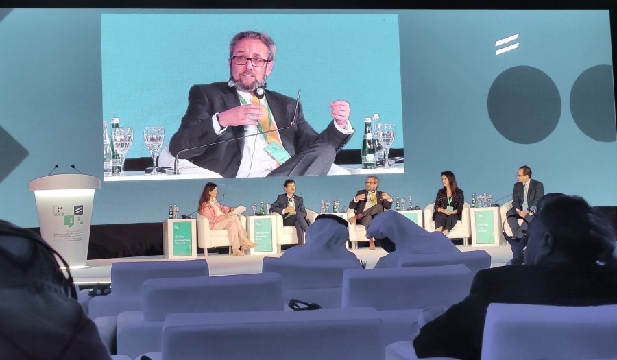 Al Kingsley chairing a panel on a conference main stage